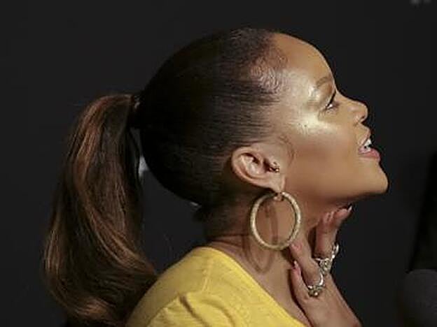 Rihanna con su rostro resplandeciente en la presentación de Fenty Beauty en Nueva York.