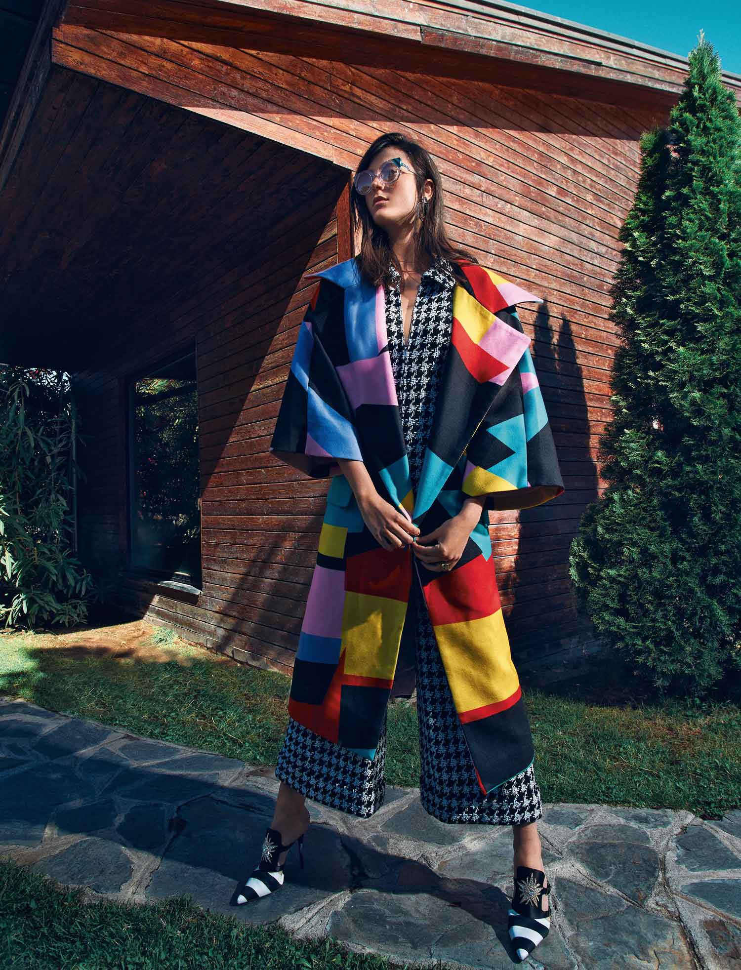 Mono de Chanel; abrigo de María Escote; zapatos de Roger Vivier y gafas de Fendi. Choker de Sansoeurs; pendiente de Anton Heunis y anillos de Market Place New York.