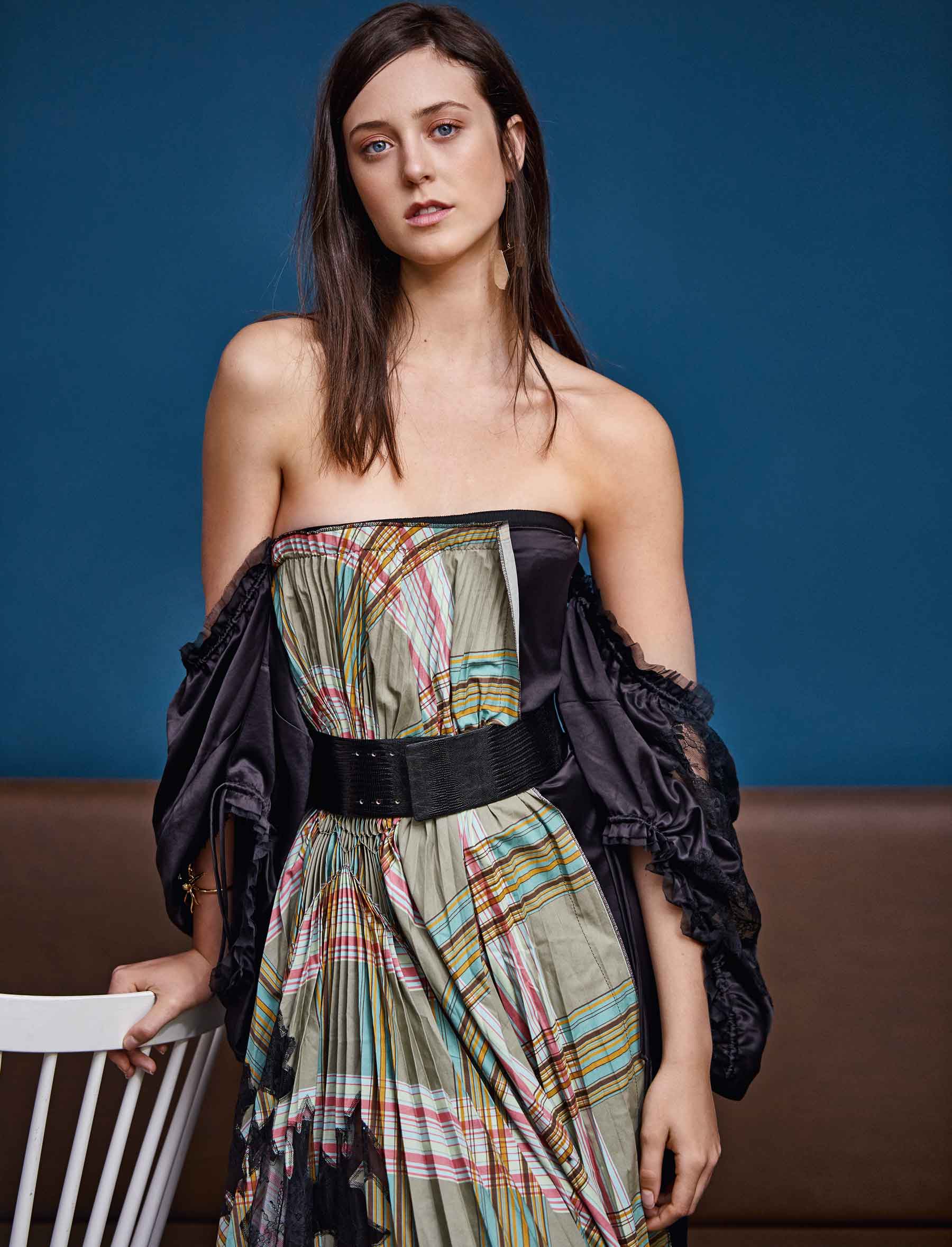 Vestido de Loewe; fajín de Max Mara; pendientes de Sansoeurs y pulsera de Aurélie Bidermann.