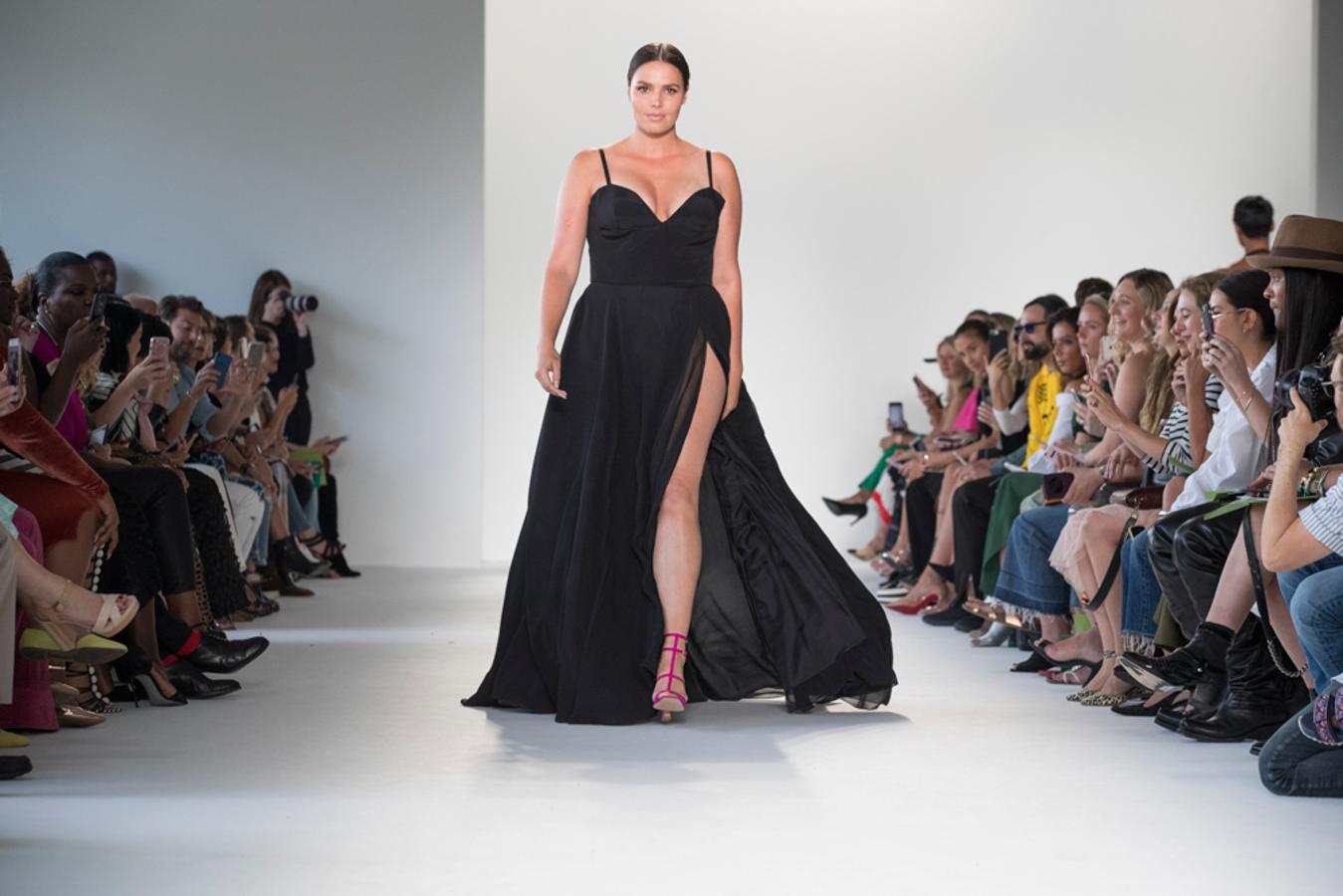 Las modelos de tallas grandes también han ganado presencia en el desfile de Christian Siriano.