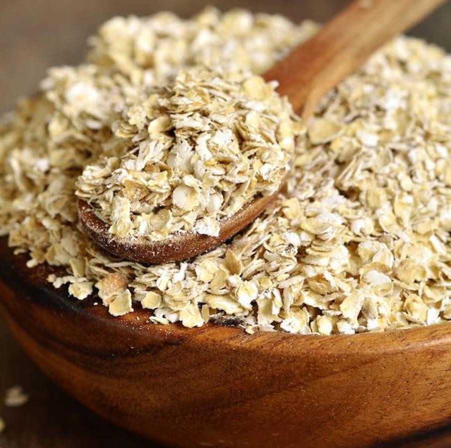 La avena es una fuente natural de fibras y proteínas que ayuda a reducir el colesterol y a purificar la sangre, gracias a sus propiedades para capturar las grasas y eliminar toximas.