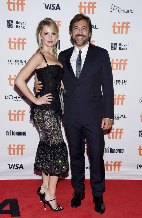 JLaw brilló con luz propia (y literalmente con los destellos joya de su look de Dolce&Gabbana) junto a Javier Bardem.