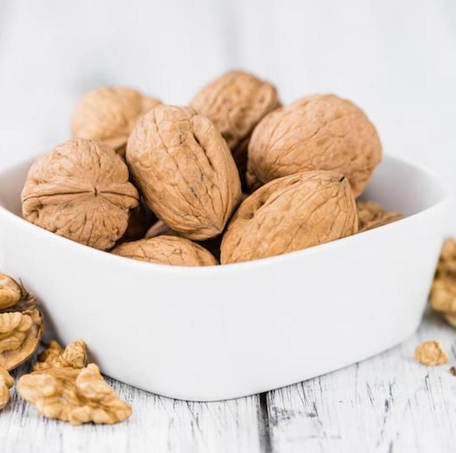 Intenta inlcuir las nueces en tus ensaladas. Su contenido en omega 3 te ayudará a regular las hormonas del estrés, como el cortisol, y a evitar que se acumule la grasa. No abuses, con cuatro nueces al día consumirás una cantidad adecuada.