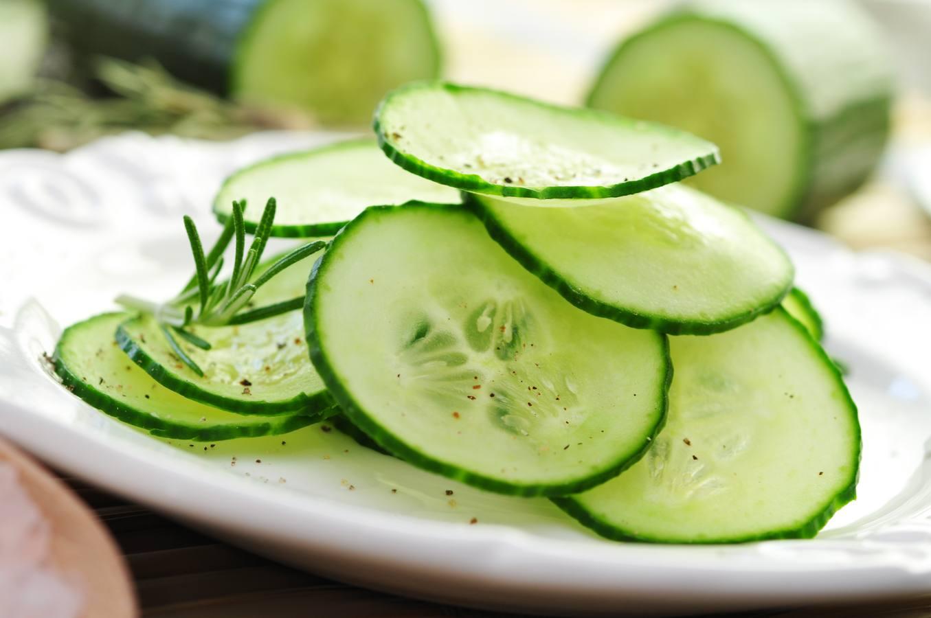 Al igual que los pepinos reducen la inflamación de los ojos, disminuyen la del intestino. Contiene quercetina, un flavonoide antioxidante que ayude a reducir la inflamación. Es capaz de inhibir la actividad de las enzimas pro inflamatorias.