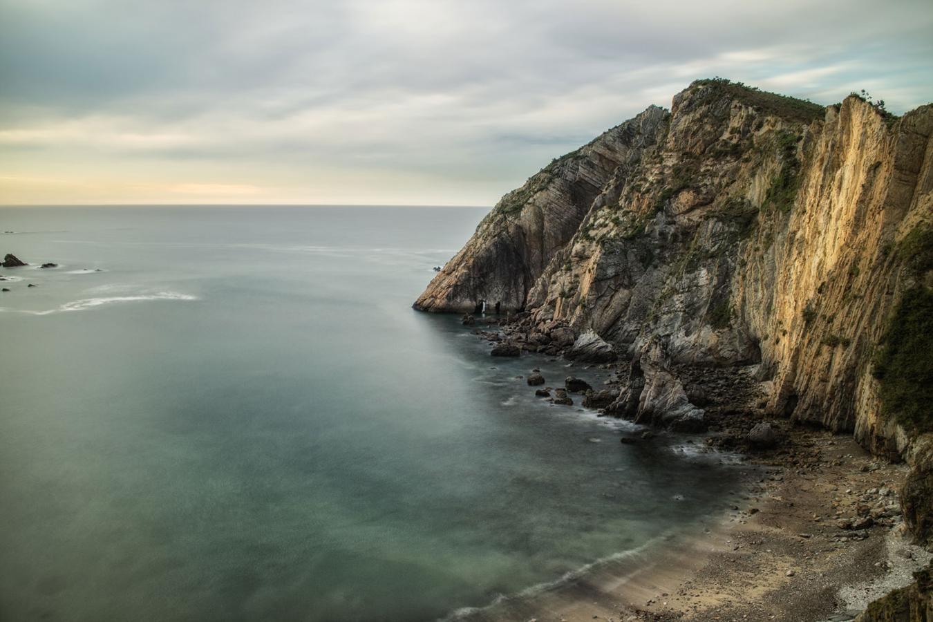 La playa del Silencio: una playa enigmática en la que podrás perderte. Situada cerca de Cudillero, un pequeño pueblo de Asturias con un encanto inigualable.