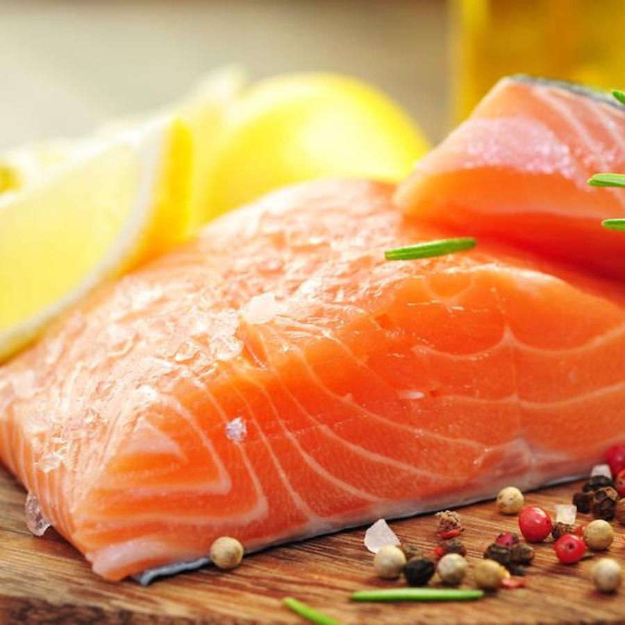 El salmón es una fuente esencial de Omega 3 y proteínas que ayuda a activar el metabolismo y evita que la grasa se acumule en el abdomen. Puedes consumirlo dos veces por semana.