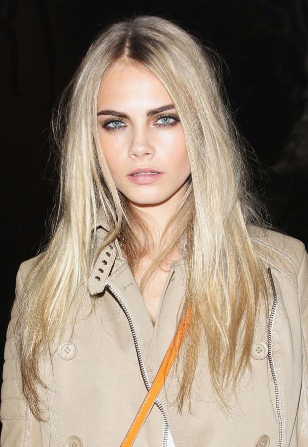 La modelo Cara Delevingne en el Fashion Show de Burberry Prorsum en 2011. Luce una melena larga y lisa.
