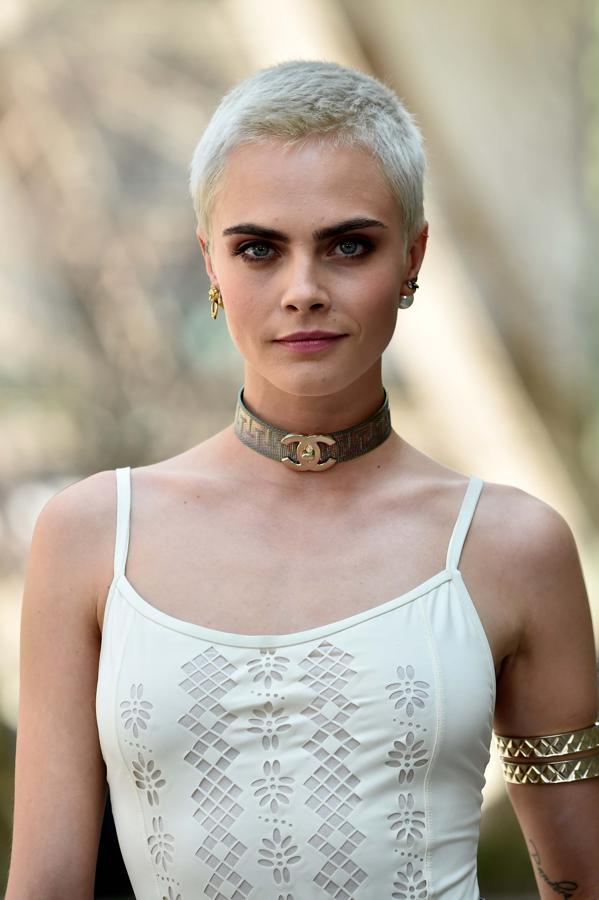 Cara Delevingne en la Fashion Week de París de este año. Ha dado un cambio radical y ha optado por un peinado pixie corto en rubio platino.