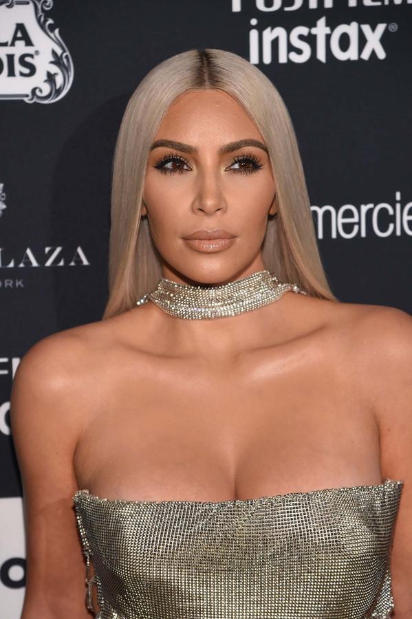 Kim Kardashian en la celebración de Haper's Baazar de este año. Lleva el pelo rubio y largo.