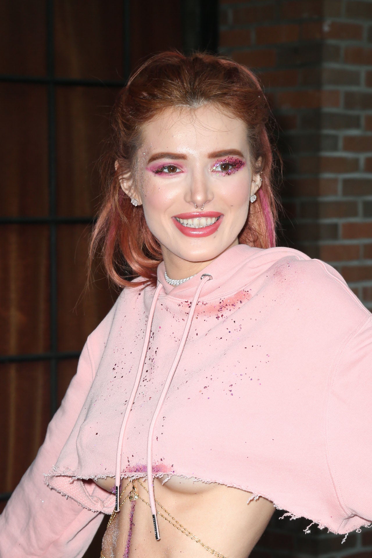 Frente a la naturalidad, también triunfa el exceso. Atrévete a jugar con el maquillaje como Bella Thorne usando, por ejemplo, purpurina en tus ojos.