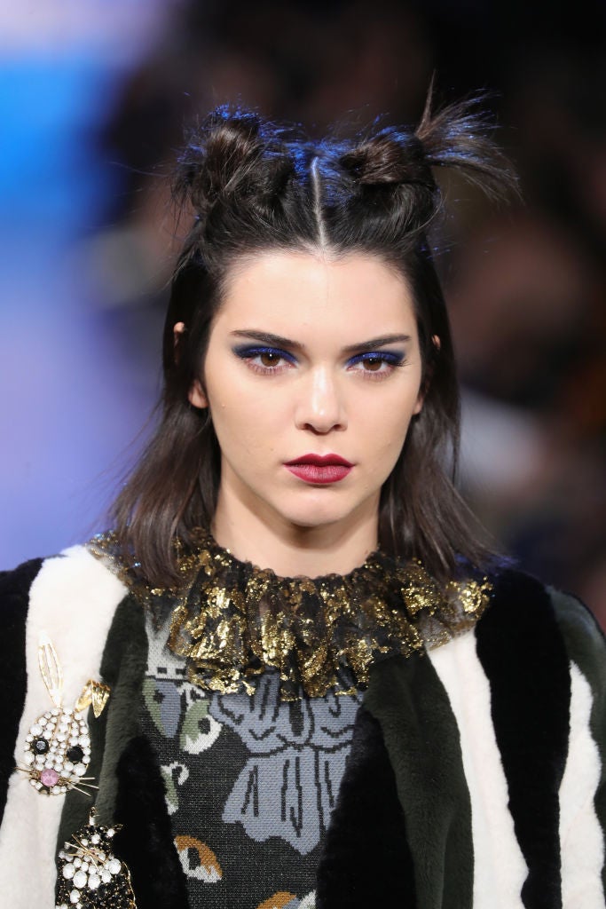 El azul vuelve a llevarse en los ojos. Sombras flúor, muy saturadas, que nos recuerdan a los 80. Kendall Jenner las lució así en el desfile de Anna Sui en la Semana de la Moda de Nueva York.
