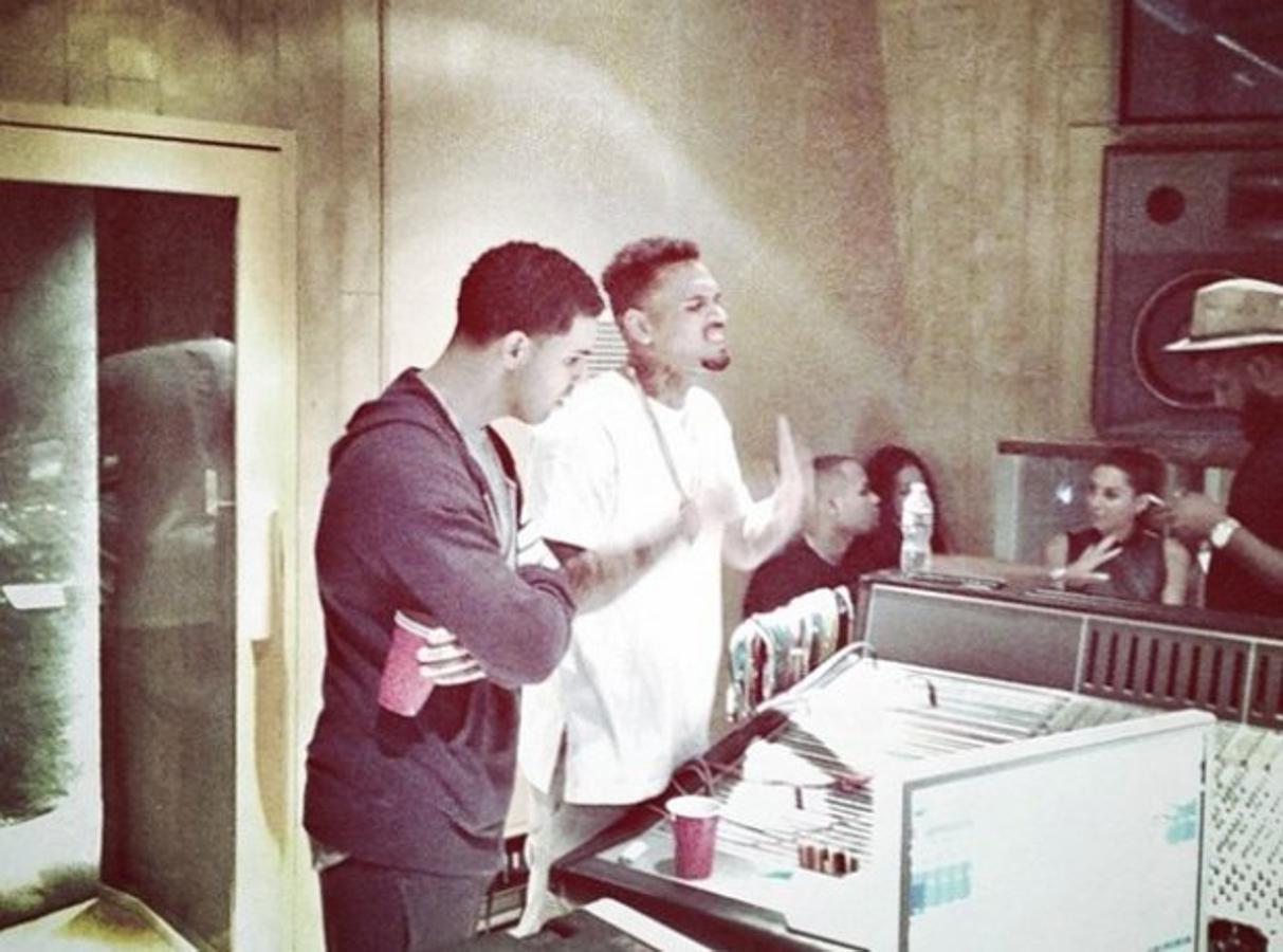 Seguramente ambos protagonicen más capítulos en un futuro. Y es que la historia en común de Drake y Chris Brown incluye de todo. Su amistad comenzó en 2010, cuando Chris invitó a Drake a cantar juntos en un concierto. Poco a poco empezaron las colaboraciones, salidas para ver partidos de baloncesto y demás... Pero poco después Rihanna comenzó a salir con Drake y todo cambió. A Chris Brown no le sentó muy bien ver a su ex en brazos de su colega y en 2012 ambos tuvieron un importante altercado en una discoteca en Nueva York... Las botellas volaban de un lado a otro. Sin embargo, aunque parezca mentira, dos años después se volvieron a reconciliar y ambos lo escenificaron con un 'sketch' juntos en una entrega de premios. Las aguas parecían volver a su cauce, pero hace un año Chris Brown y Karrueche Tran rompieron su relación... Y Chris acusó a Drake de haberse citado con ella a sus espaldas. Desde entonces, los gestos de odio del uno hacia el otro no han hecho sino aumentar. ¿Volverán a volar las botellas?