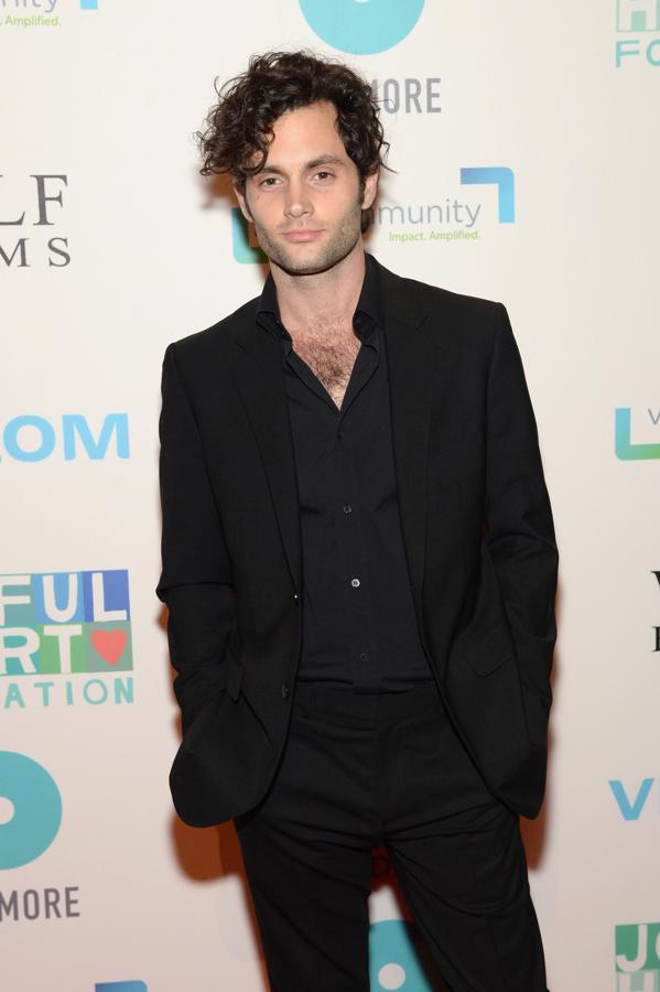 Al principio de la serie, no pensaron que Dan Humphrey fuera a ser Gossip Girl, por lo que hay momentos en los que se producen noticias de la bloggera "secreta" de las que es imposible que Dan escribiera.