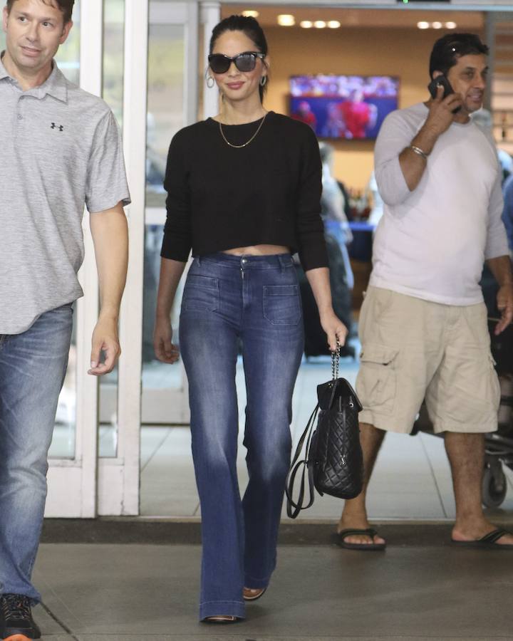 Los flare jeans (también conocidos como pantalones campana) han vuelto: es una realidad. la ex Miss los lleva con unas sandalias con plataforma y un jersey corto que le da un toque muy femenino y sensual al look.