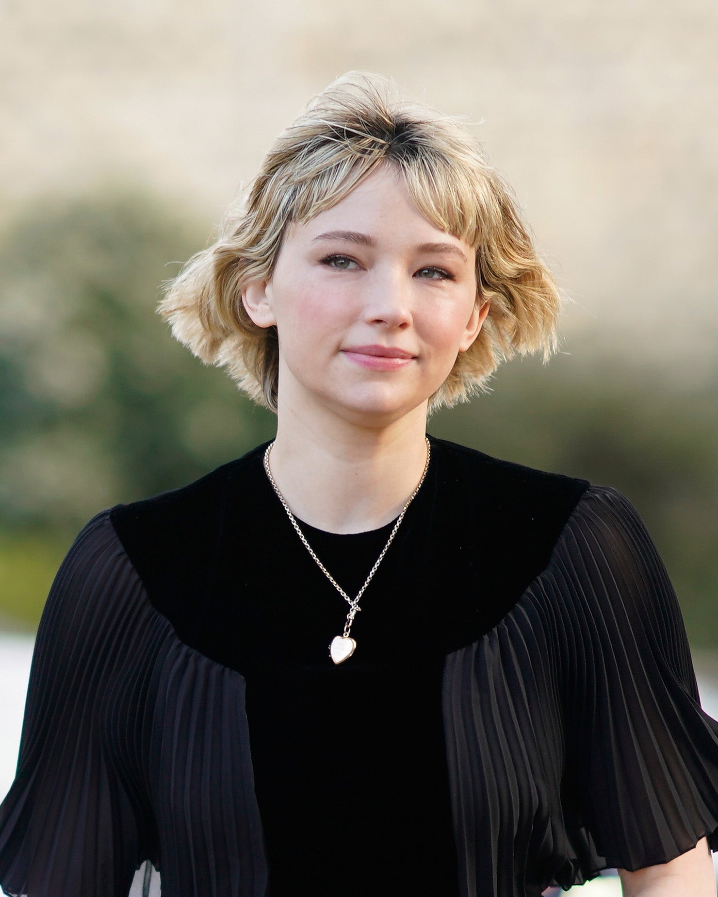 Haley Bennet con bob y flequillo Baby Bangs, una de las tendencias en peinados de 2018.