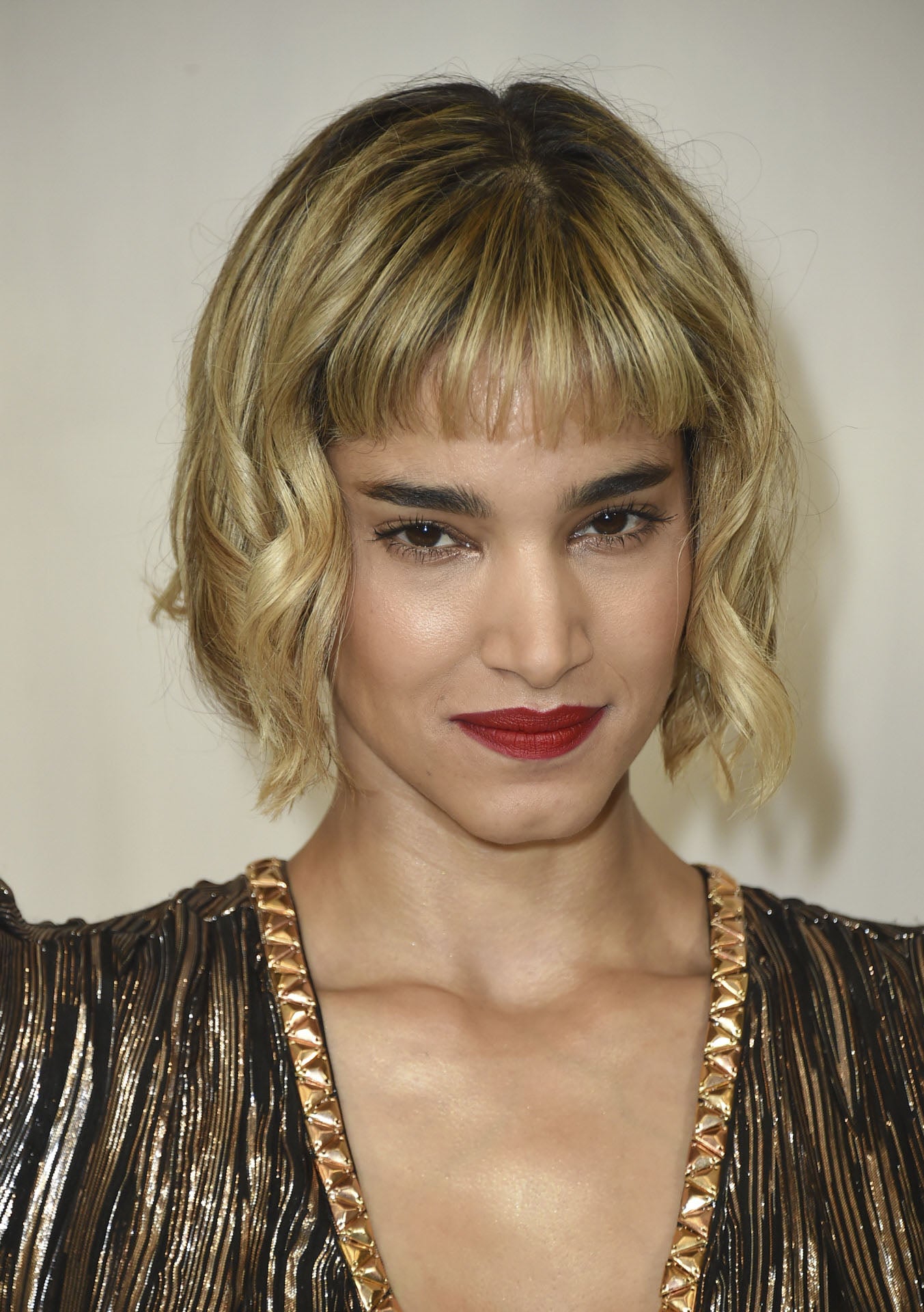 Sofia Boutella con micro flequillo y bob ondulado.