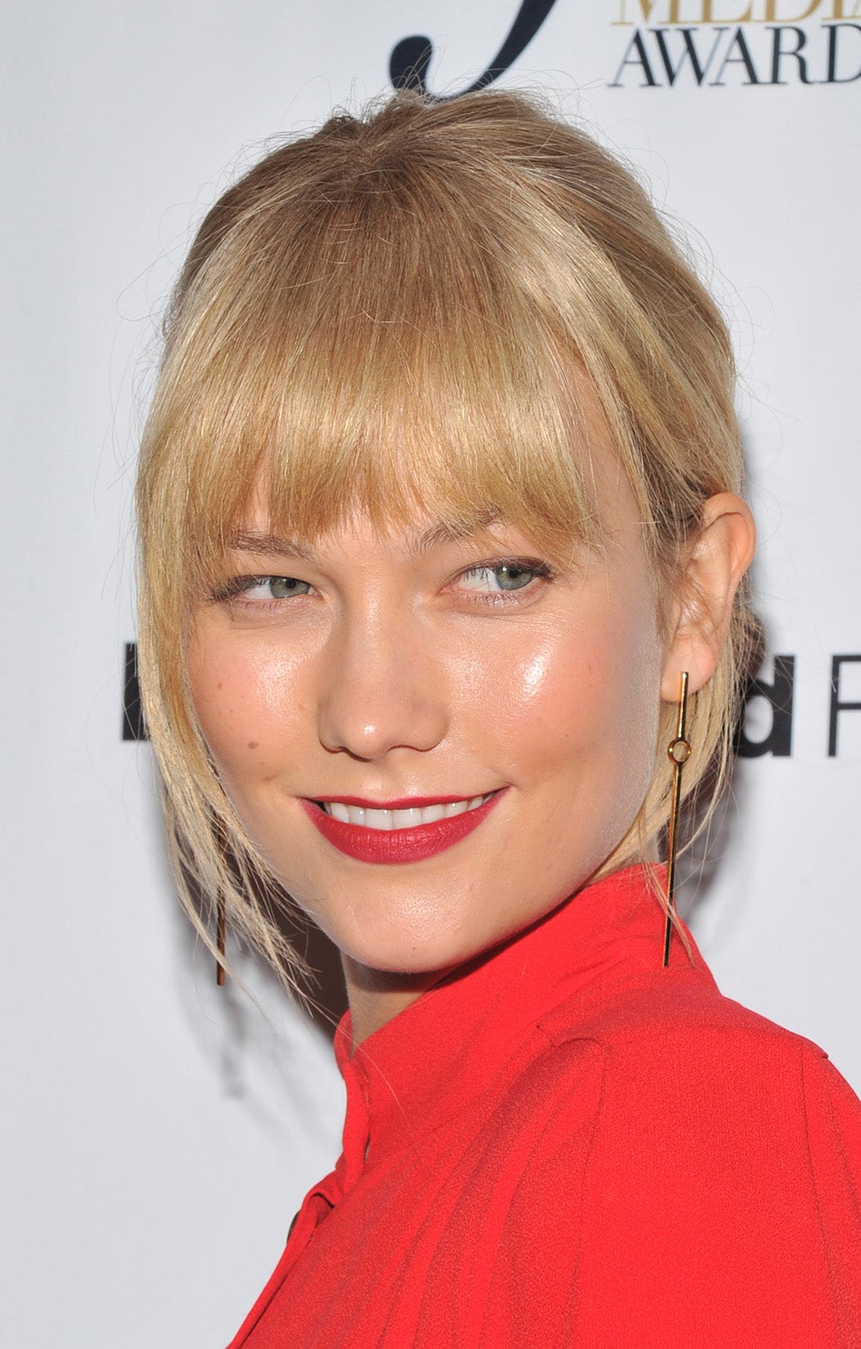 La modelo Karlie Kloss con flequillo tupido y recogido.