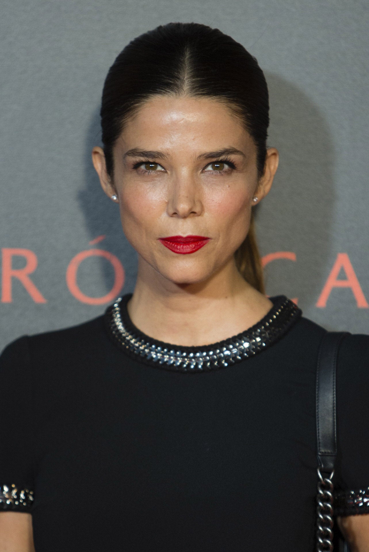 Un maquillaje muy elegante para una boda de noche, sobre todo, si vas vestida de negro. La piel muy natural, con una base de tu color para cubrir imperfecciones, eyeliner negro en el párpado superior y un par de capas de máscara de pestañas, y labios rojos con acabado mate.