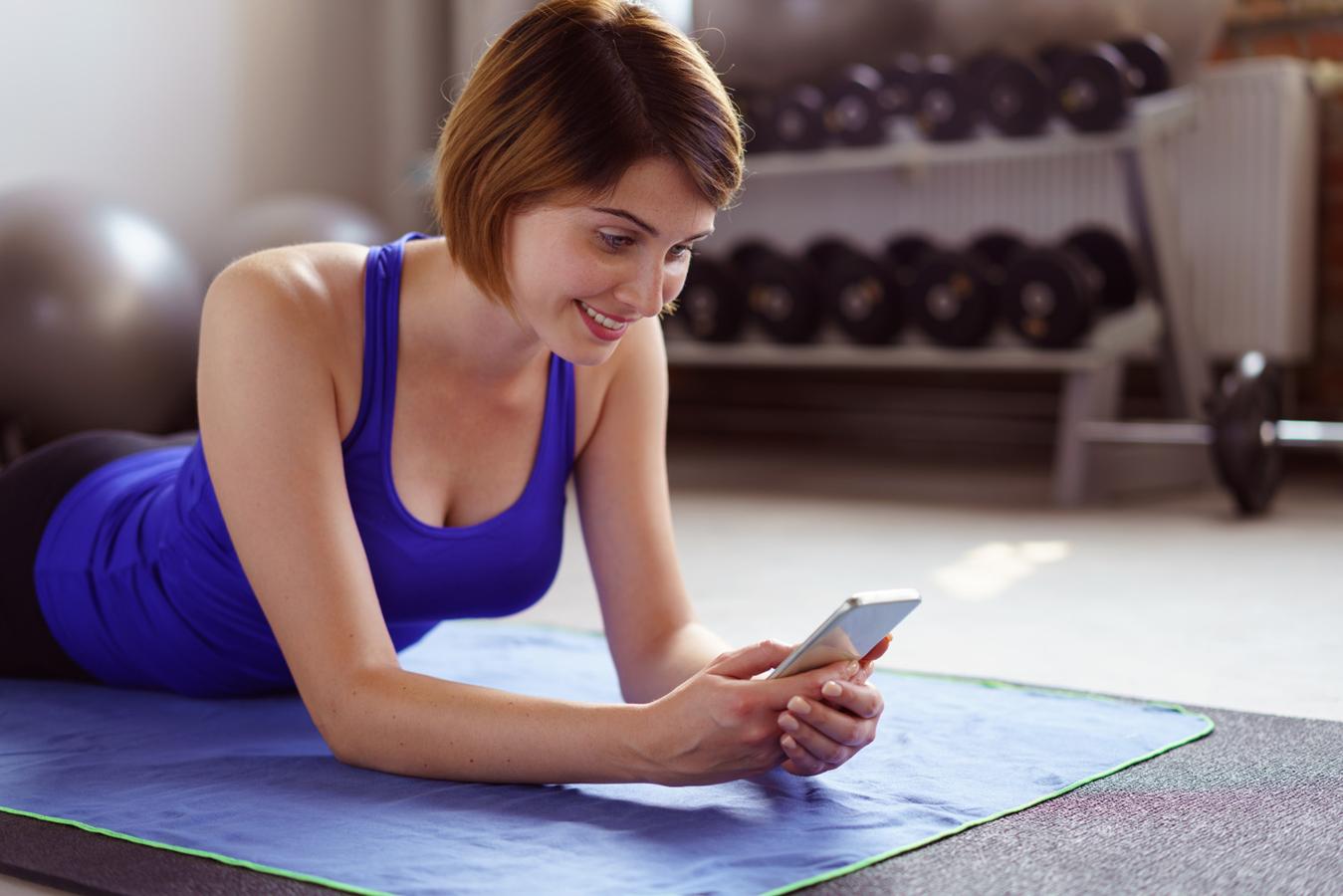 ¿Estás de paso? ¿Tu hotel no tiene 'gym? ¿Te apetece hacer deporte en vacaciones? Si eres un 'loco' del ejercicio y tienes que ir al 'gym' estés donde estés, no te preocupes: tu 'smartphone' acude al rescate. Y es que 'apps' como Cloobing, Gympass, o Gymforless te buscan gimnasio (casi) en cualquier parte gracias a sus herramientas de geolocalización y acuerdos con varios centros. Además, si eres de los que cada día está en un sitio, te proponen diferentes bonos o pases por días para ejercitarte en varios gimnasios sin tener que pagar extras como matrículas, tarjetas, bajas... El que no hace deporte, es porque no quiere.
