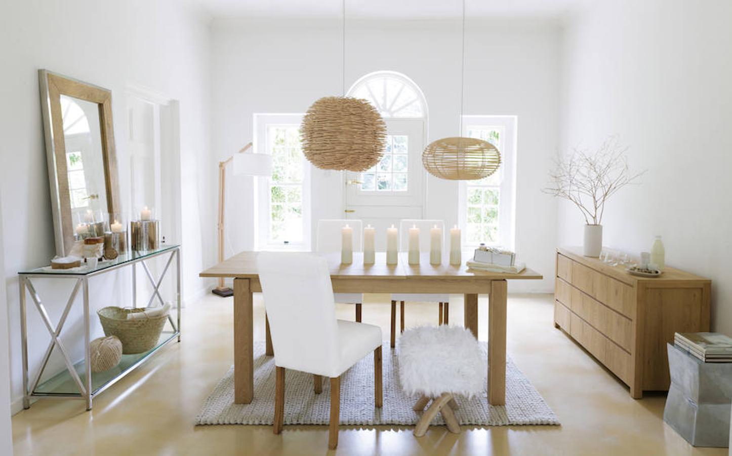 El minimalismo nórdico se adueña de una estancia que invita al relax y una buena charla alrededor de la mesa.
