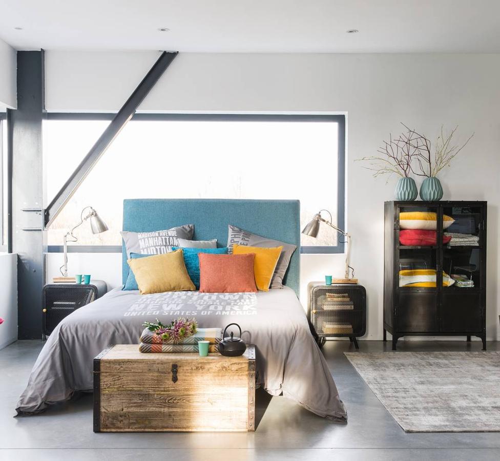 ¿Quién dijo que un dormitorio de estilo industrial no podía ser cálido y apetecible?