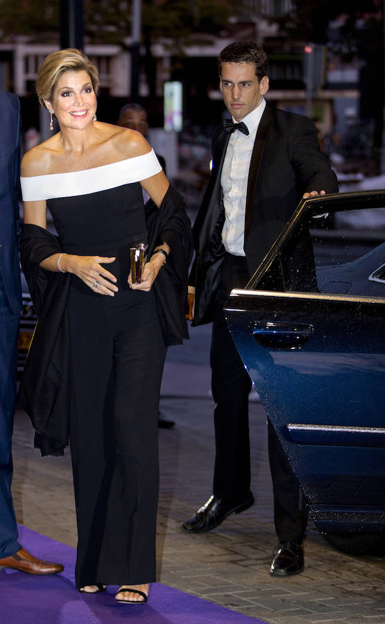 Se enfundó un mono de Roland Moulet con escote off the shoulder que combinaba blanco y negro.