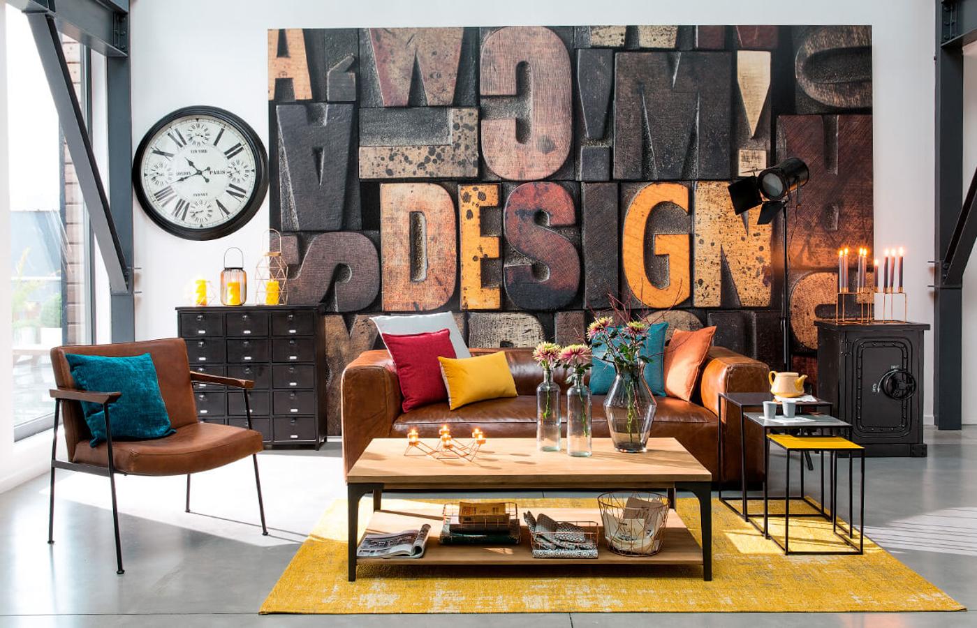 No nos puede gustar más la combinación de colores y tejidos de este espacio, con una pared impresionante como protagonista del espacio.