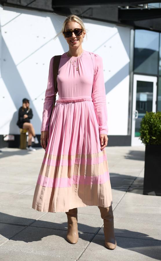 Si prefieres una versión (aún) más naif, apuesta por un vestido midi plisado en tonos maquillaje.