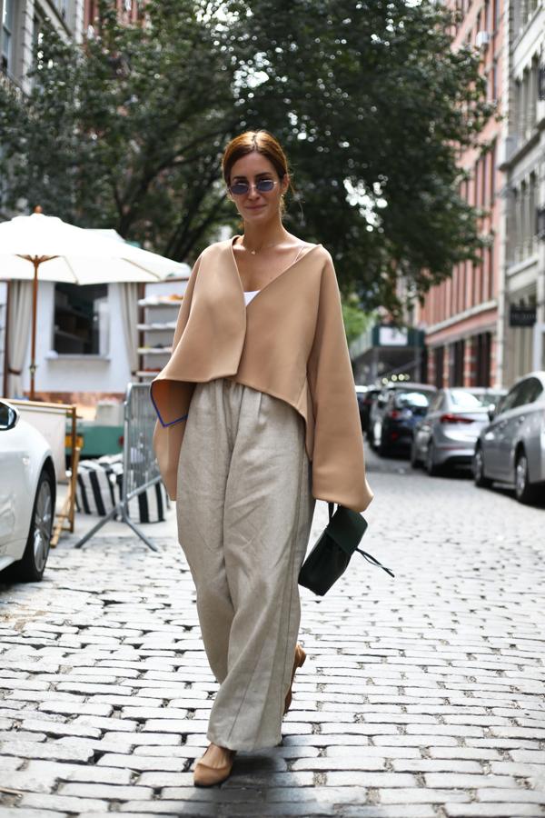 Gala González apuesta por el 'oversize' con un perfecto look en tonos tierra que será tu mejor aliado para el día a día durante el otoño.