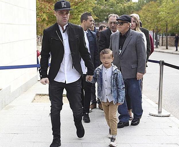 Fonsi Nieto junto a su hijo Lucas.