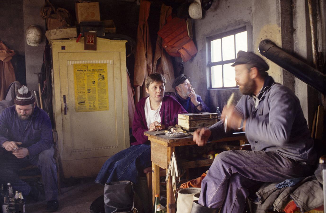 Haciendo campaña por la CDU en la cabaña de un pescador en 1990.
