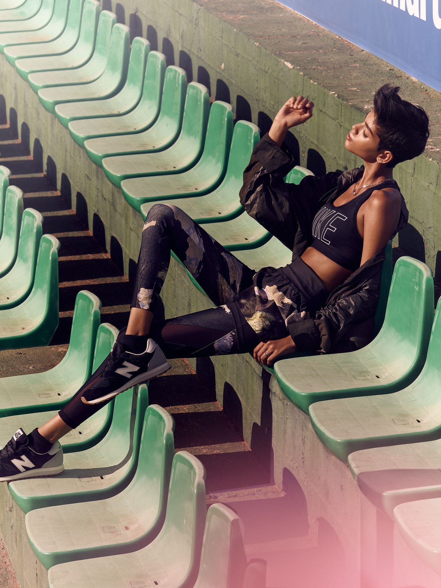 Top de Nike, leggings y shorts de Oysho, cazadora de Stella McCartney, deportivas de New Balance y calcetines de Decathlon. Collar de Dihn Van y pendiente y anillo con diamantes de Aristocrazy.