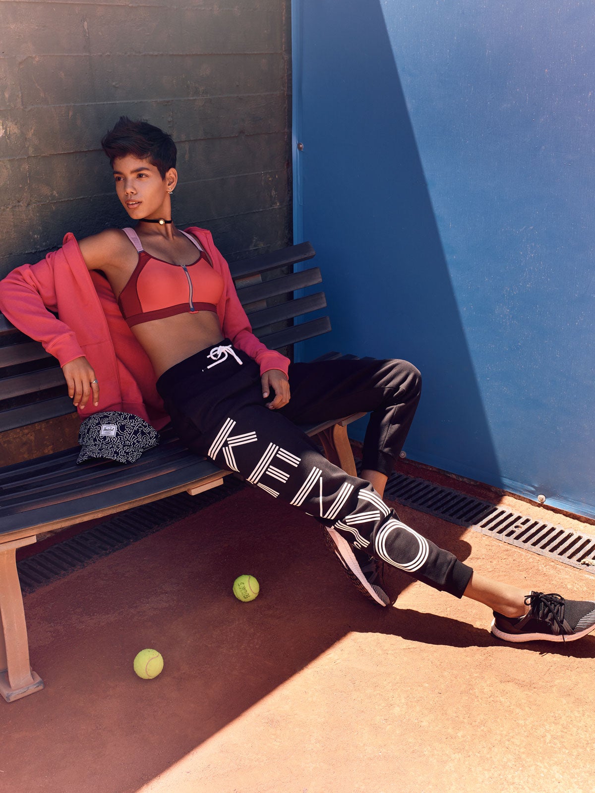 Top de Triumph, pantalones de Kenzo, sudadera de Decathlon y zapatillas de Adidas by Stella McCartney. Gorra de Keith Haring by Herschel Supply Co., pendientes de Arsitocrazy, choker de Dior y sello de Sansoeurs.