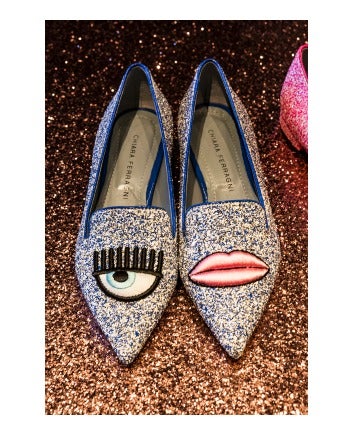 Ya sabes que las it girls, influencers, youtubers y demás profesionales tienen que demostrar polifáceticos talentos y se lanzan al diseño. Y eso es lo que hace Chiara Ferragni con sus irónicas creaciones. www.chiaraferragnicollection.com.