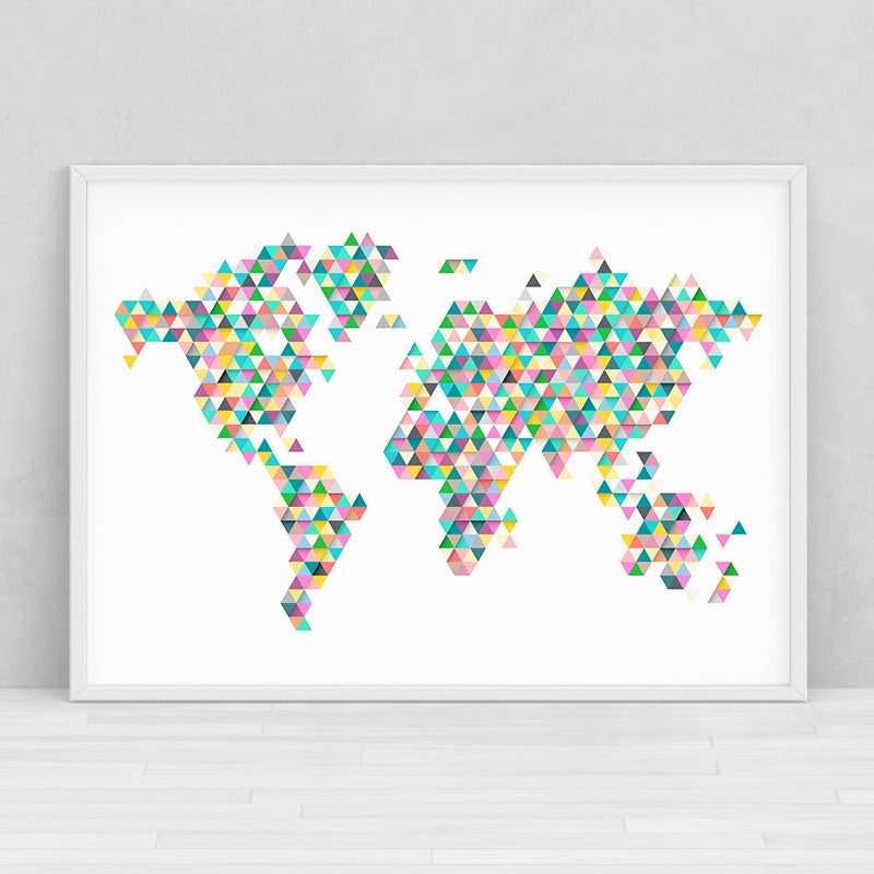 Mapa del mundo con una estética inspirada en el Op art, una gran tesela de triángulos de Geogragift. Cuesta 20 euros y lo hay disponible en tres tamaños diferentes: 30x40, 40x50 y 50x70cm.