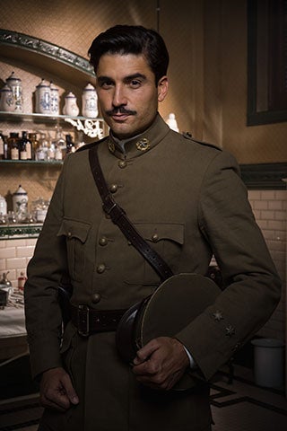 Fidel pertenece al Cuerpo de Sanidad Militar y está destinado en Melilla donde se hace cargo de la dirección del nuevo hospital que crea la Duquesa. Es un gran profesional, trabajador incansable y sobre todo un médico brillante que se preocupa por los heridos.