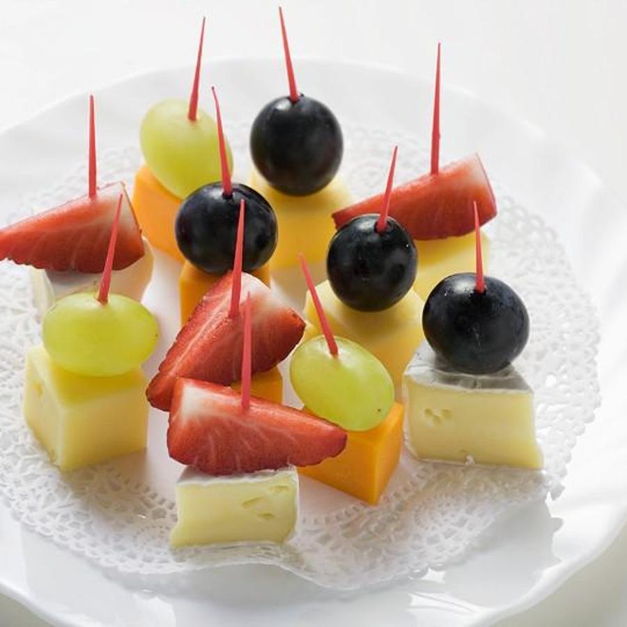 Brochetas de fruta. Elige combinaciones divertidas. Puedes añadir un trocito de queso no graso para darle un toque original.