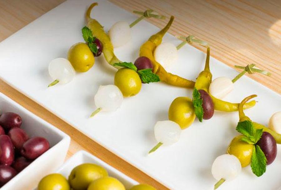 Si juntas en banderillas cebollitas, guindillas, ajo encurtido y aceitunas Manzanilla y Empeltre tendrás la alegría de la huerta en un pincho.