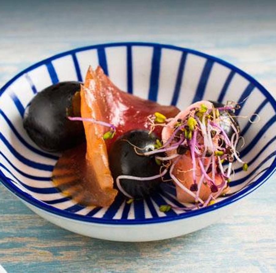 Aceitunas negras y atún marinado. Se llama japonesito y se prepara marinando el atún con soja durante cinco minutos. Decora con jengibre y germinados.