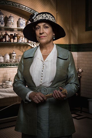 Esposa del teniente coronel Vicente y madre de Susana. Es una mujer autoritaria y un tanto racista, ya que considera inferiores a los rifeños, a los que sólo trata como personal del servicio.