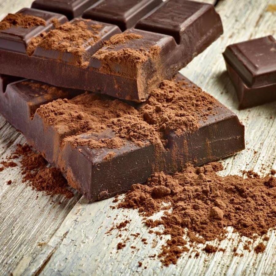 Para que sea saludable debe tener más del 70% de cacao y que no tenga edulcorantes. Saborear lentamente dos onzas te calmará la ansiedad.