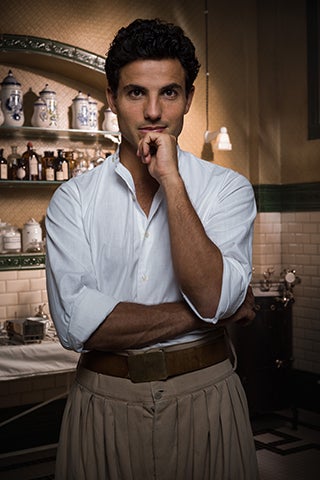 Nacido en una humilde familia marroquí, Larbi adora conducir su ambulancia y sentirse útil salvando vidas. Se encuentra dividido entre dos mundos: por un lado está sirviendo al Ejército español y con ello se gana la enemista de los suyos, pero muchos de esos españoles le consideran inferior llamándole despectivamente “moro”.