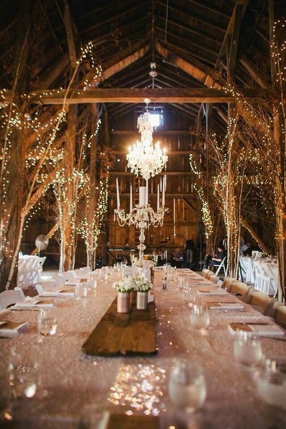 La madera y las luces de este antiguo granero reconvertido en espacio para bodas es sencillamente perfecto. (Foto: Pinterest)
