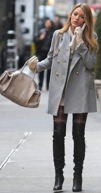 Un abrigo 'candy' de estilo militar y unas botas 'over the knees': ¿quién diría que este look no está sacado de un lookbook para el próximo otoño?