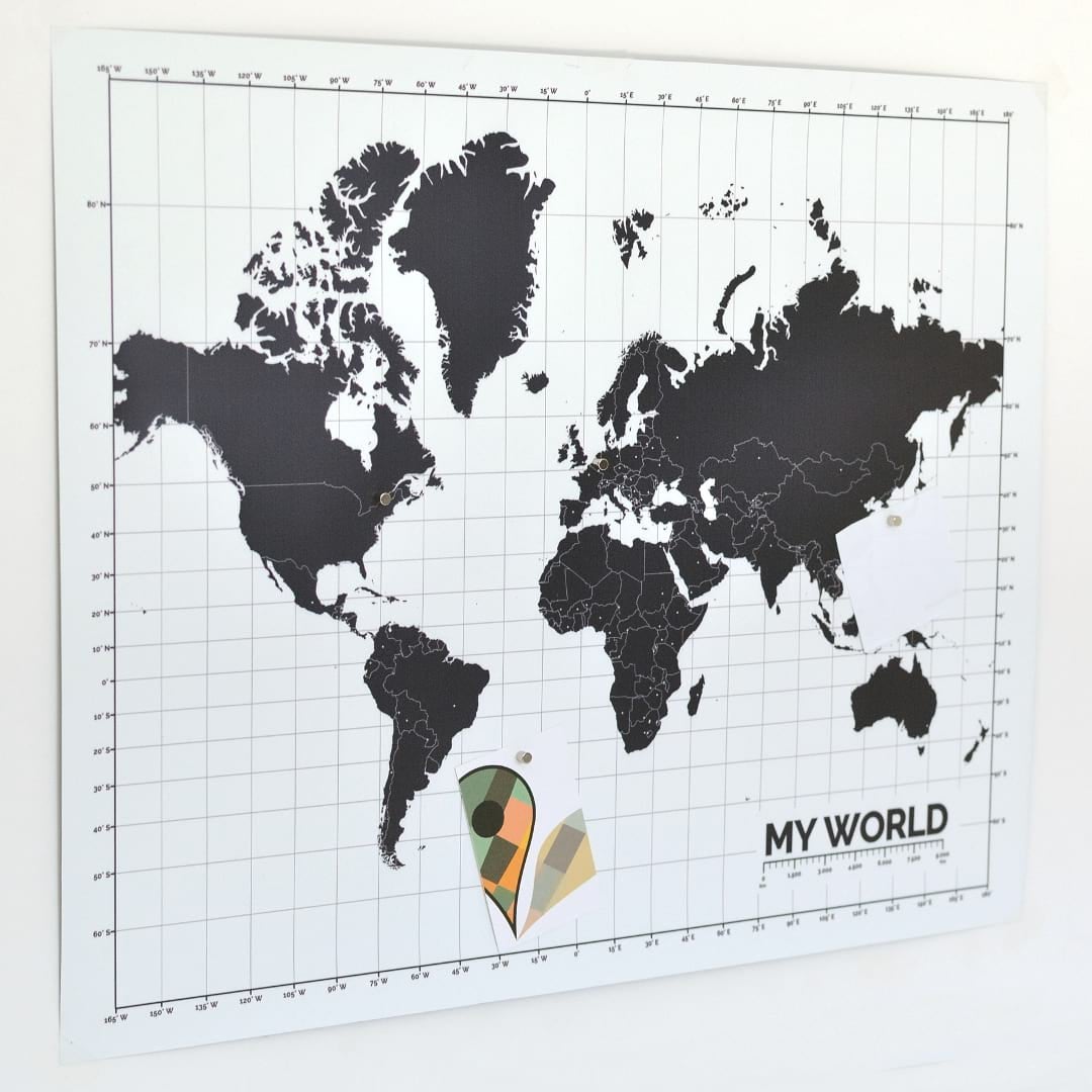 Mapa magnético apto para adherir imanes y pegar en él tus mejores recuerdos. Un mapamundi en tamaño 40×50 cm de Tus mapas. Además, en su web podrás crear tus propios cuadros con los colores que quieras. El de la foto: 45 euros.