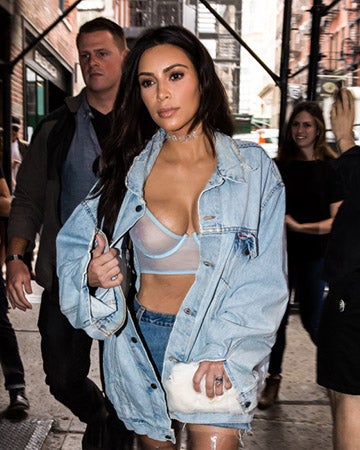 De nuevo, Kim Kardashian luce prendas con notables transparencias. Esta vez, un sujetador de color azul cielo.