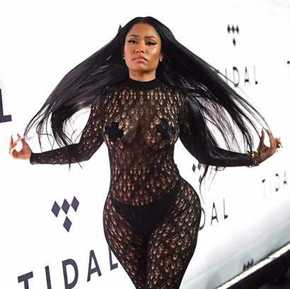 La cantante Nicky Minaj en un evento en Nueva York. Luce un mono largo ajustado de encaje en color negro.