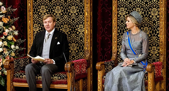 El Rey Willem-Alexander y la Reina Máxima sentados en los tronos de la realeza.