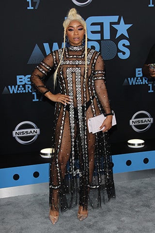 Tommie Lee en la gala de Bet Awards en Los Ángeles. Lleva un vestido con transparencias y detalles en plateado.