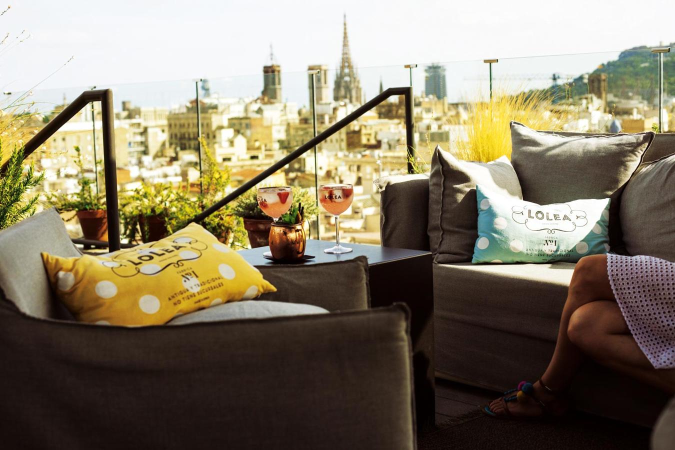 La mítica sangría Lolea firma esta terraza en el hotel Yurbban Trafalgar de Barcelona. Cócteles a base de Lolea, gastronomía y vistas en 360º. yurbbantrafalgar.com